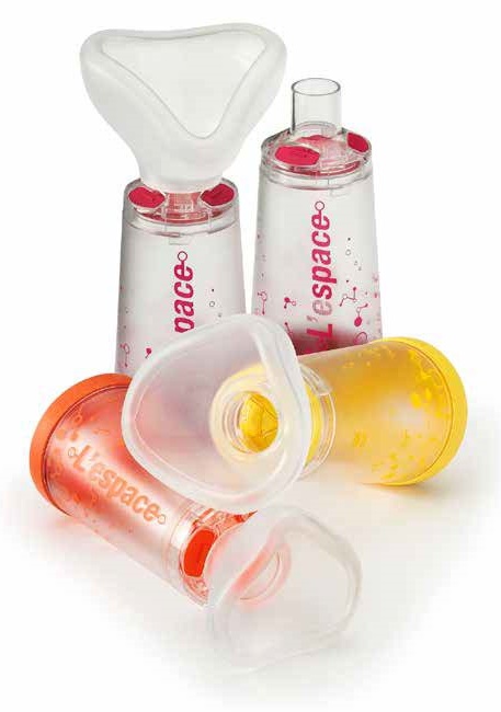 CAMERA DISTANZIATRICE PER EROGATORI SPRAY PREDOSATI L'ESPACE 220 ML PER ADULTI CON BOCCAGLIO VALVOLA INSPIRAZIONE 2 VALVOLE ESPIRAZIONE CODICE COLORE MAGENTA - Farmapre