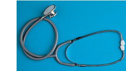 STETOFONENDOSCOPIO LEGGERO, GIREVOLE, CON MEMBRANA ED ANELLINO GOMMA NELLO STETOSCOPIO. ARCHETTO BIAURICOLARE PER AUSCULTAZIONE CON MOLLA ESTERNA - Farmapre